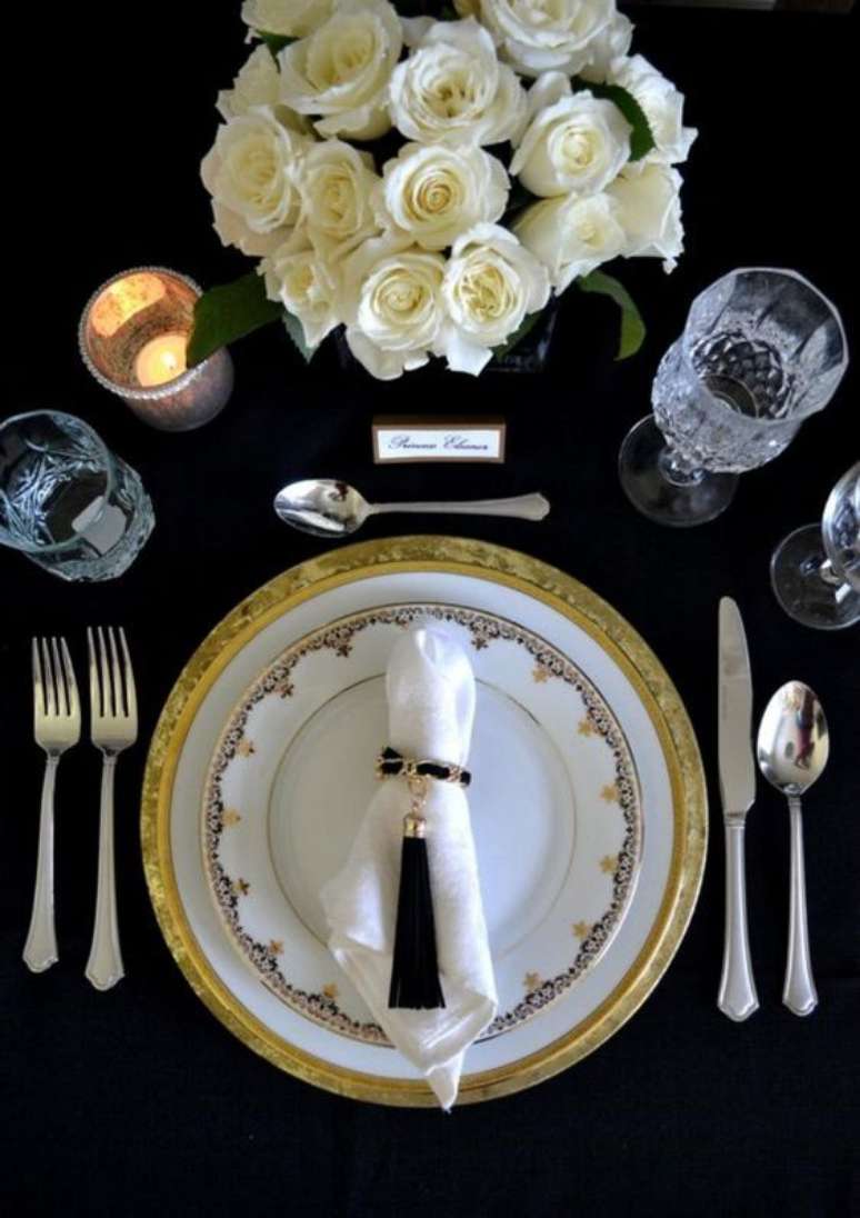 40. A sua mesa de jantar pode ter um sousplat que lembre as bodas de ouro.  Foto: De Frente Para o Mar