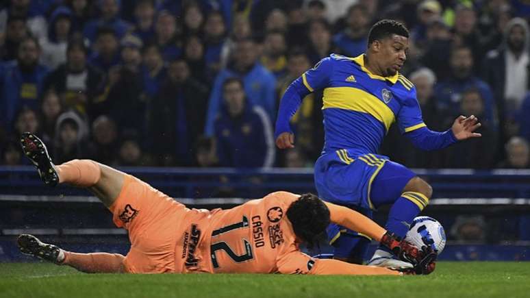 Cassio voltou a ser decisivo com a camisa do Corinthians (Foto: Luis ROBAYO / AFP)