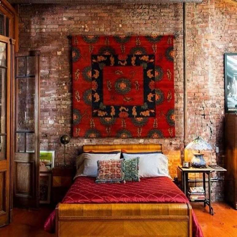 16. A tapeçaria de parede esta alinhada a cabeceira da cama de casal. Fonte: Carla Paniagua Design