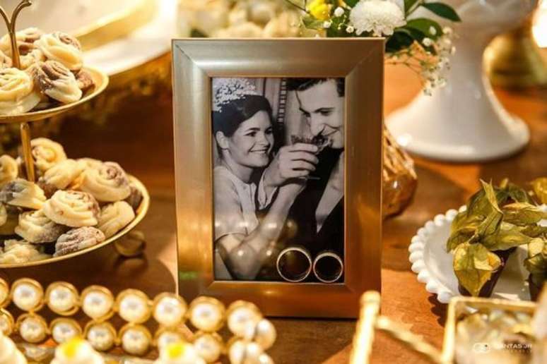 30. Fotos s&atilde;o perfeitas para comemorar uma festa de bodas de ouro. Foto: Dicas de Mulher