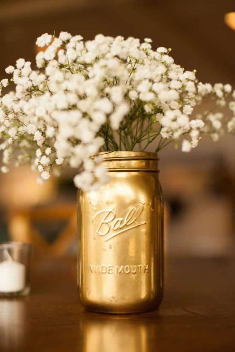 47. Uma simples lata pode ser elemento decorativo de uma festa de bodas de ouro. Foto: Como Fazer em Casa