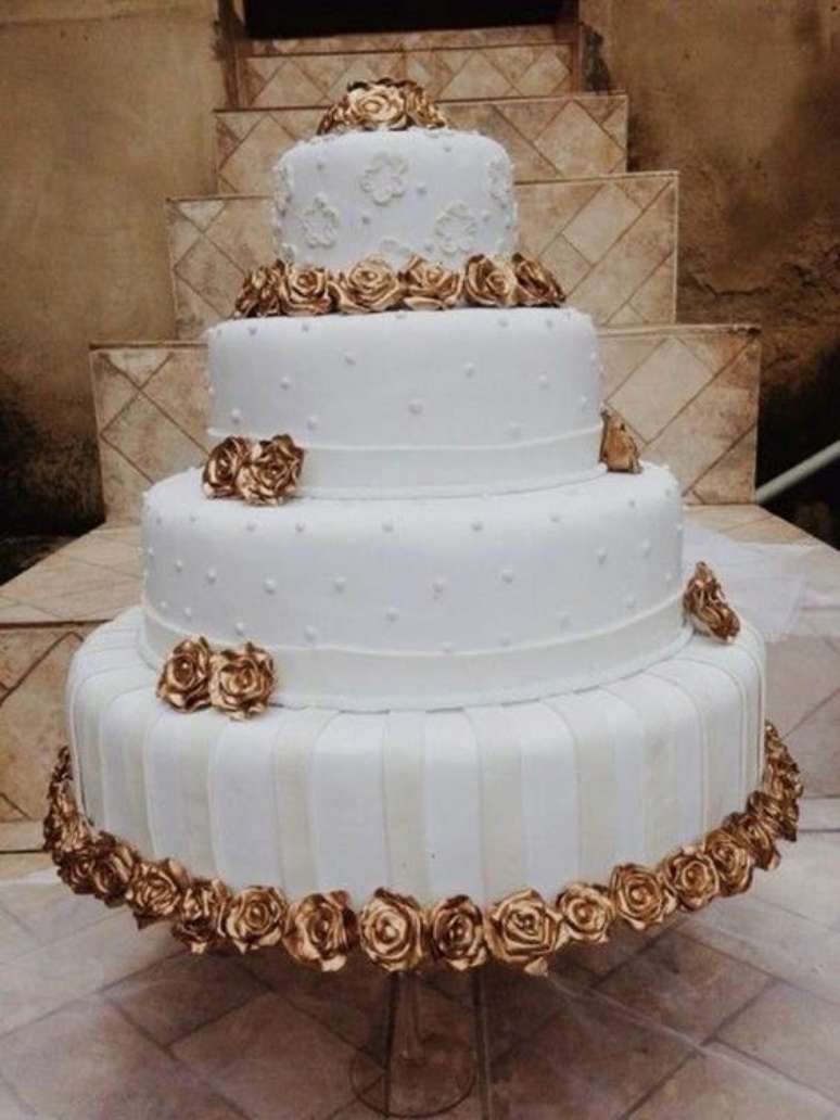 16. O bolo de bodas de ouro pode ter flores. Foto: Fotos de Casamentos