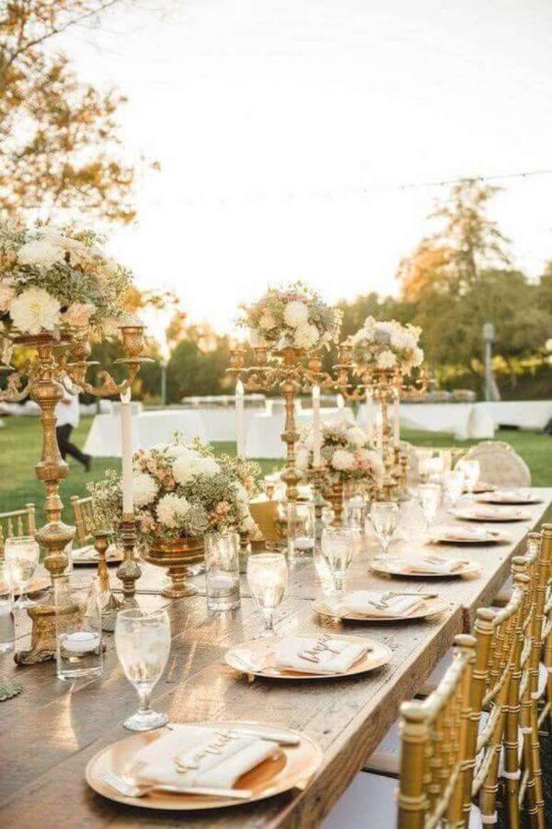 42. A madeira da mesa pode compor sua decoração de bodas de ouro. Foto: Pinterest
