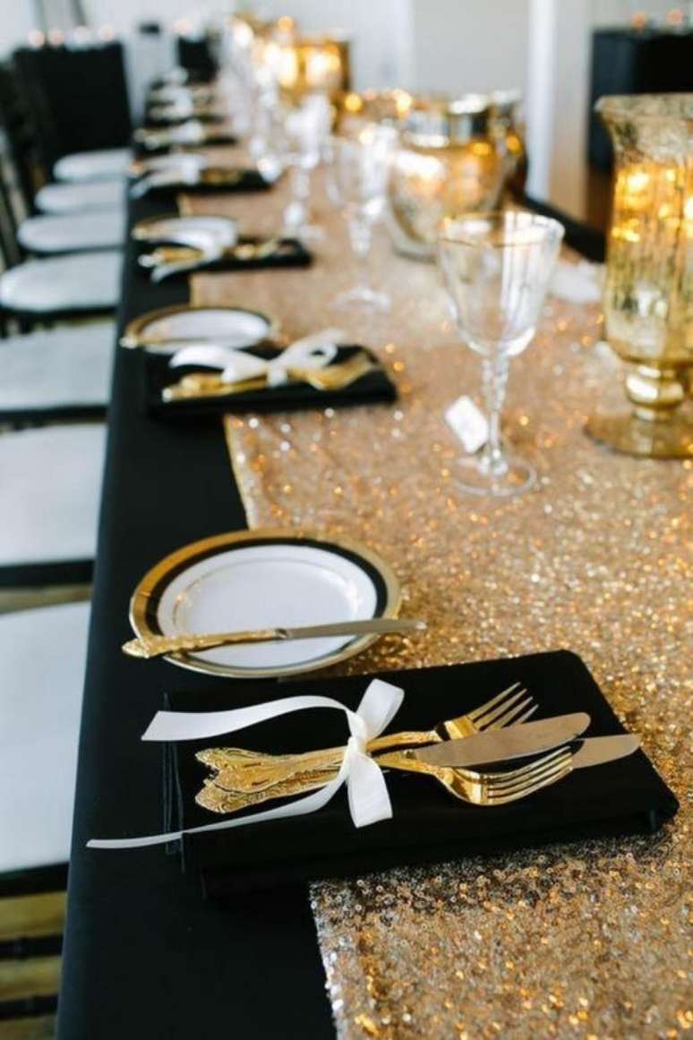 15. A mesa de jantar da festa de bodas de ouro deve ter as cores do evento. Foto: De Frente Para o Mar