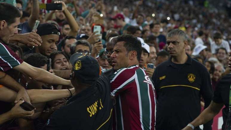 Fred atendeu torcedores no fim do último jogo do Fluminense (Foto: Armando Paiva/lancepress)