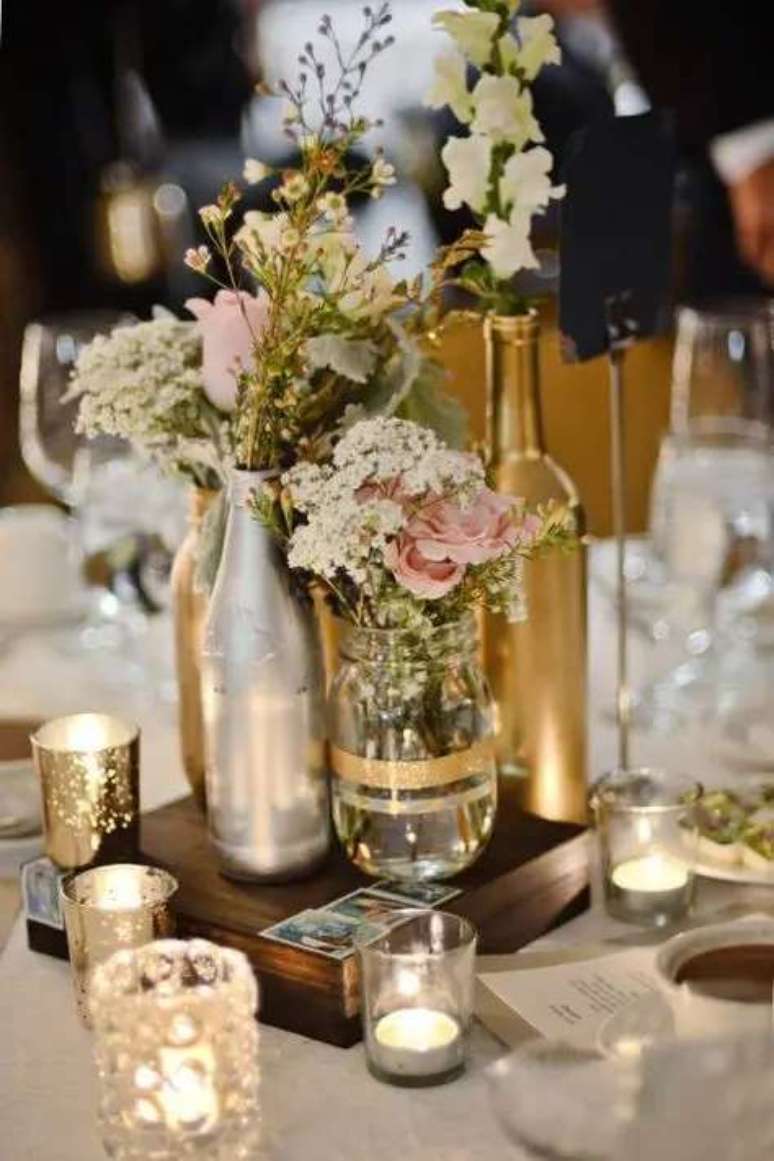 17. O centro de mesa de sua decoração de bodas de ouro deve lembrar os elementos da decoração. Foto: Decor Fácil