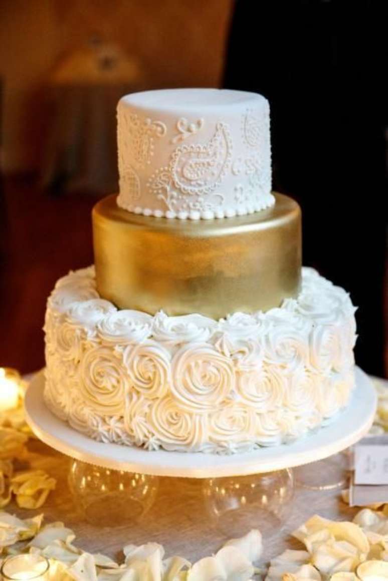 4. O bolo da festa de bodas de ouro deve ter todos os elementos da celebração. Foto: Festas.site