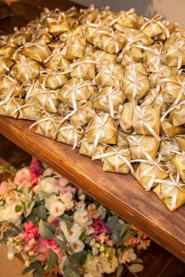 38. A embalagem da lembrancinha das bodas de ouro pode ser o elemento decorativo. Foto: Vestida de Noiva