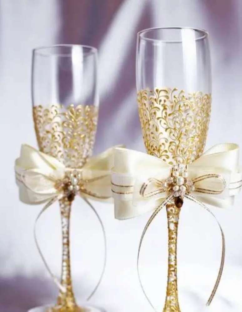 27. La&ccedil;os dourados s&atilde;o &oacute;timos para a decora&ccedil;&atilde;o de bodas de ouro. Foto: De Frente Para o Mar