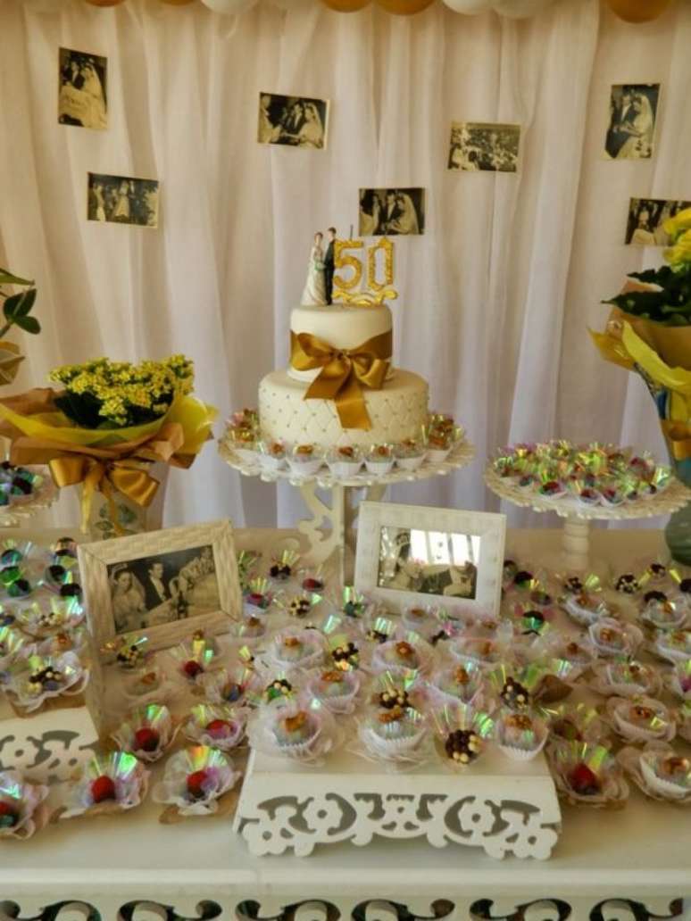 18. A mesa de doces da festa de decoração de bodas de ouro pode ter diferentes comidas. Foto: Muito Chique