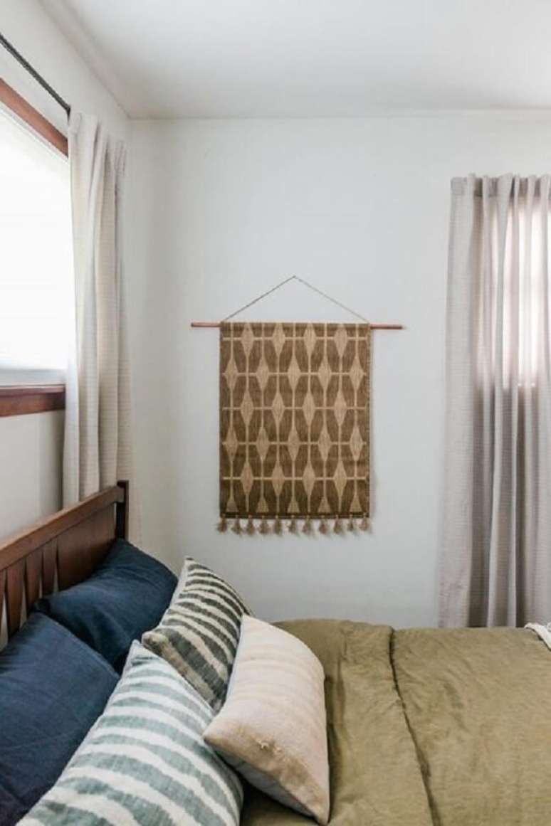 35. Quarto com cama embaixo da janela e tapeçaria de parede. Fonte: Dream Green DIY