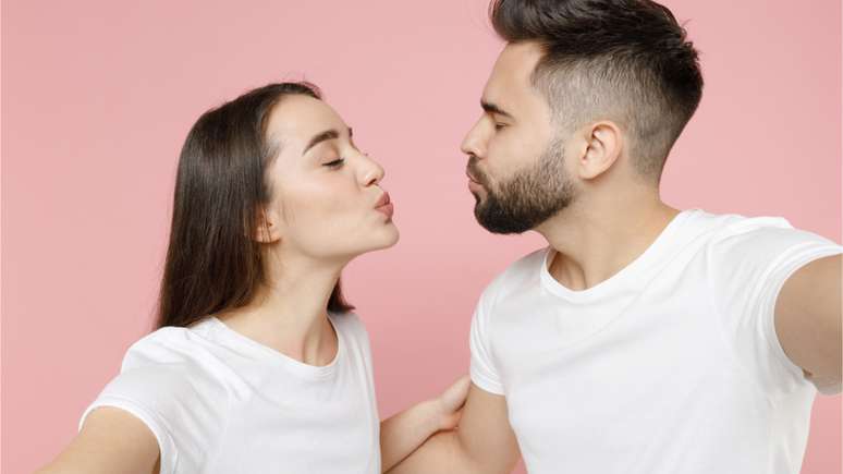 Neste Dia do Beijo, confira quais são os signos do zodíaco que são considerados bons de beijo! O seu faz parte dessa lista também? – Shutterstock