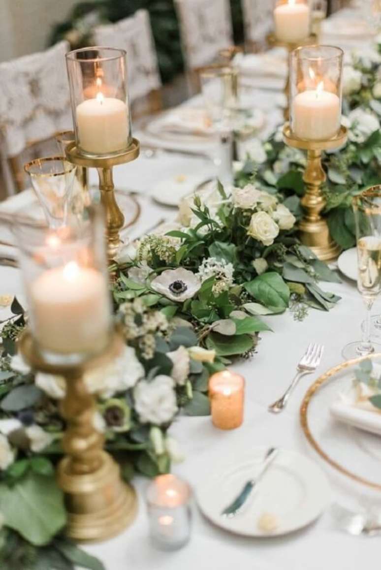 59. Bodas de ouro:folhas e castiçais decoram a mesa dos convidados. Fonte: Desiree Hartsock Bridal