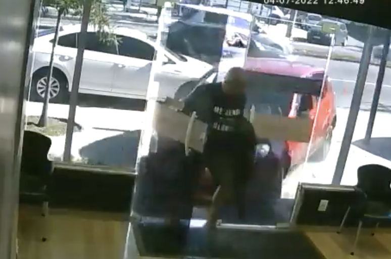 Carro desgovernado invade loja e atinge homem no RJ