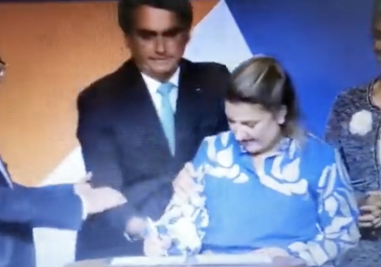 Jair Bolsonaro interrompe assinatura de nova presidente da Caixa para que ela use caneta Bic