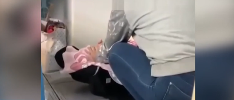 Em um vídeo, a suspeita aparece abafando o choro de um bebê com uma coberta