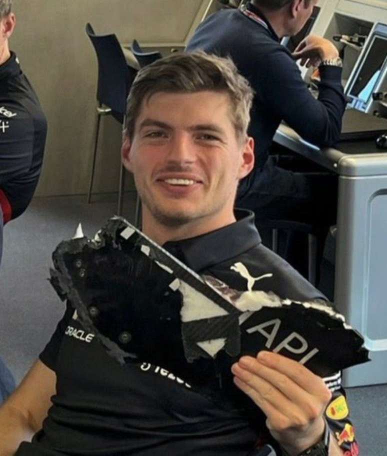 Max Verstappen mostra pedaço da AlphaTauri que danificou o assolho de seu Red Bull