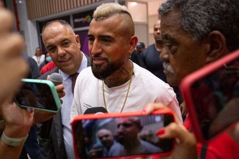 Vidal, próximo reforço do Flamengo, no aeroporto do Galeão (Foto: Marina Sá)