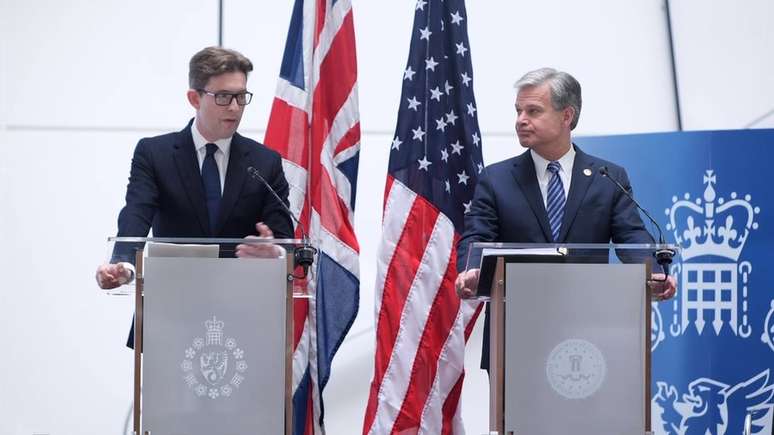 O diretor do serviço britânico de inteligência MI5, Ken McCallum (à esquerda) e o diretor do FBI, Christopher Wray (à direita), fizeram uma declaração conjunta em Londres