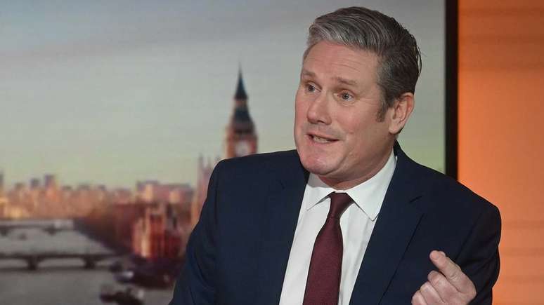 O l&iacute;der do Partido Trabalhista de oposi&ccedil;&atilde;o, Keir Starmer, acha que a sa&iacute;da de Johnson deve ser imediata