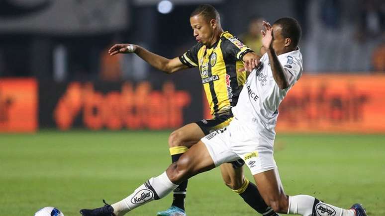 Santos e Deportivo Táchira fizeram um jogo duro e de muitas emoções. O Peixe acabou eliminado (Paulo PINTO / AFP)