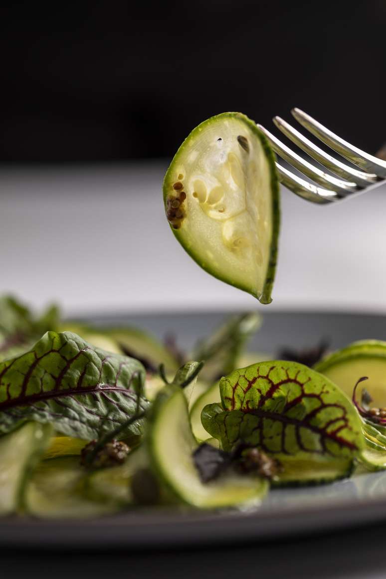 Abobrinha com mostarda: cria&ccedil;&otilde;es brincam com as texturas e a acidez dos ingredientes