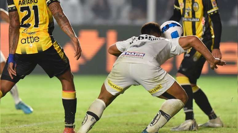 Marcos Leonardo cabeceia para marcar o gol de empate do Peixe (Foto: Divulgação / Twitter Santos)