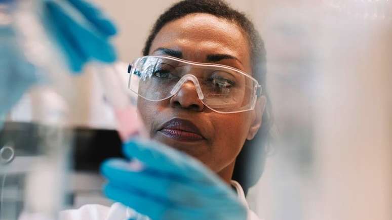 Ter mais mulheres e negros na indústria da ciência é uma forma de combater vieses que podem ter consequências na vida real