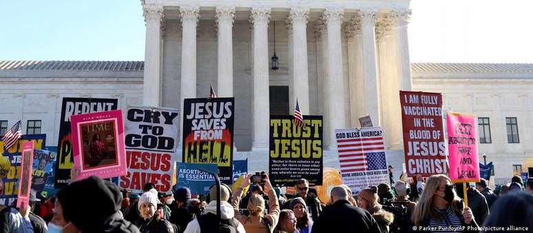 Manifestantes contra o aborto em frente &agrave; sede da Suprema Corte dos EUA