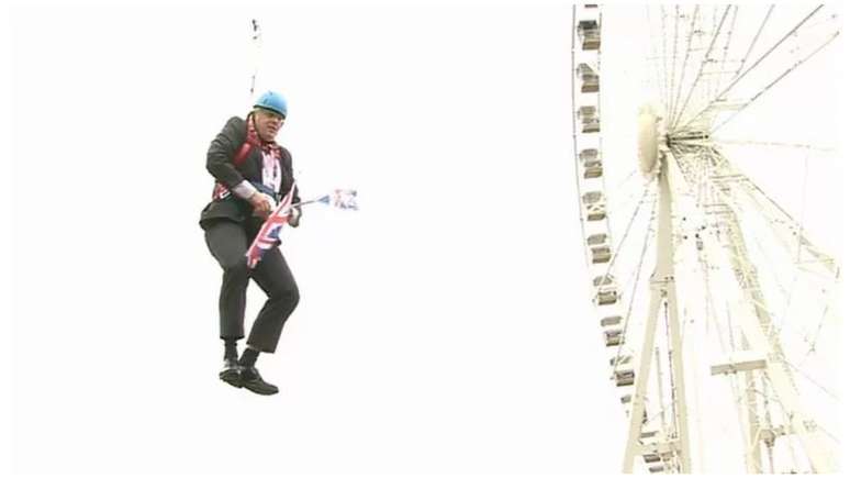 Boris Johnson ficou preso no ar durante um trajeto de tirolesa para promover a Olimpíada de Londres; na época, ele era prefeito da cidade