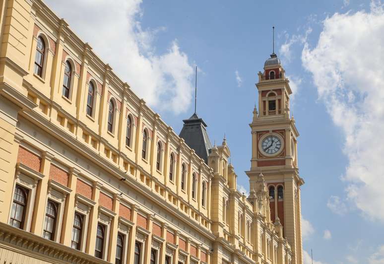 Aos sábados e domingos, o Núcleo Educativo faz visitas guiadas pelo prédio histórico do museu e pela Estação da Luz.