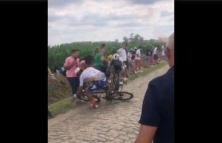 Acidente no Tour de France na última quarta (Reprodução/Twitter)