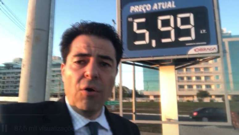 O ministro Adolfo Sachsida em posto de combust&iacute;vel; campanha para promover o governo federal pela redu&ccedil;&atilde;o de impostos