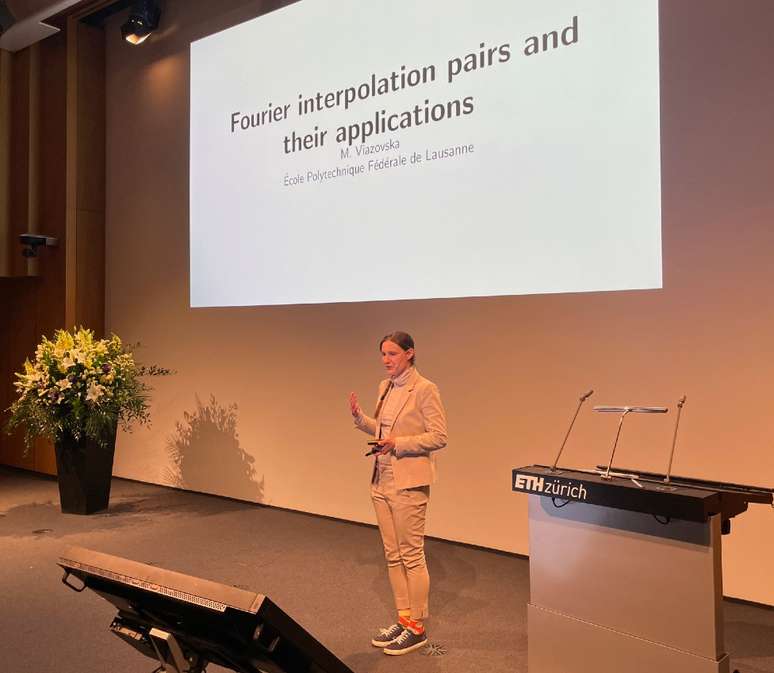 Antes de iniciar apresenta&ccedil;&atilde;o em confer&ecirc;ncia, Viazovska homenageou uma matem&aacute;tica ucraniana que morreu atingida por um m&iacute;ssil ap&oacute;s a invas&atilde;o da ucr&acirc;nia.