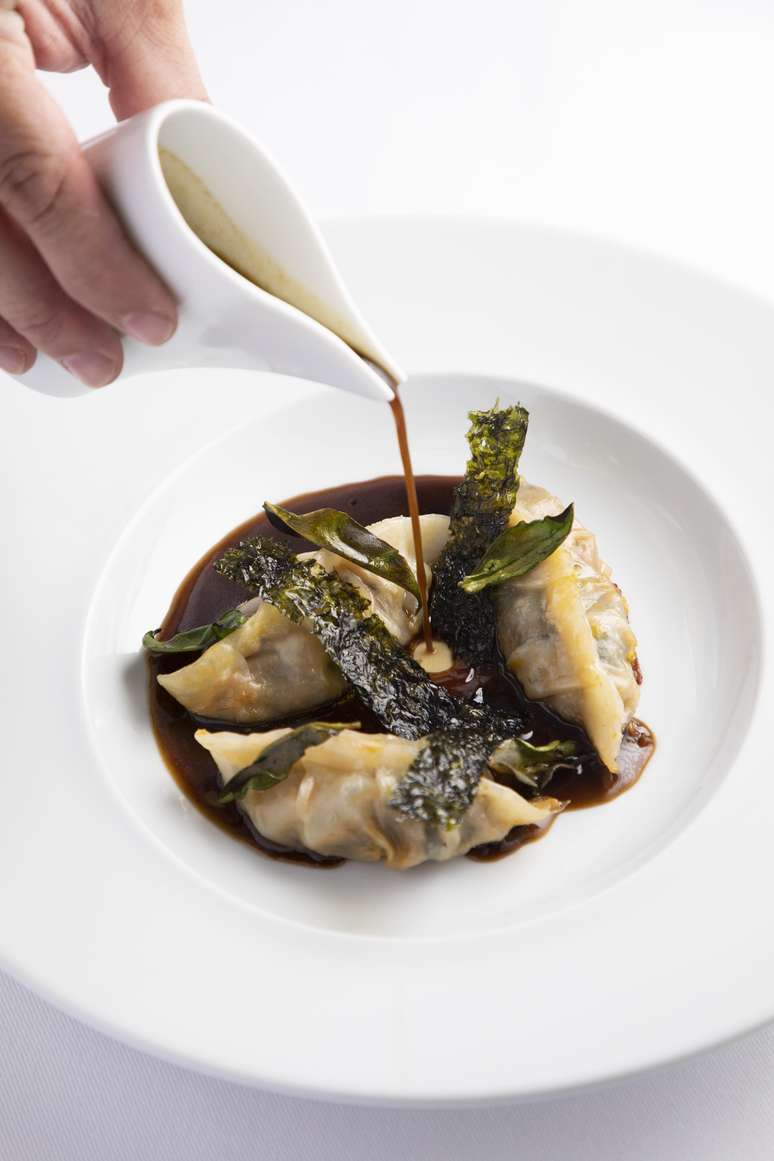 Dumplings de vegetais e algas ao roti de cogumelos: cria&ccedil;&atilde;o do chef Breno Berdu para o menu do Emiliano