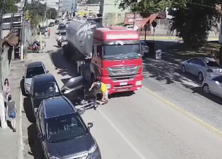 Motociclista é jogado para debaixo de caminhão por motorista de carro