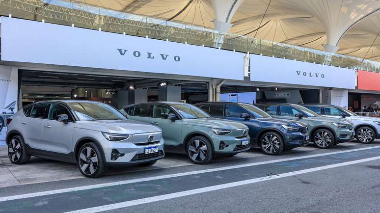 Espa&ccedil;o de exposi&ccedil;&atilde;o da Volvo nos boxes de Interlagos.