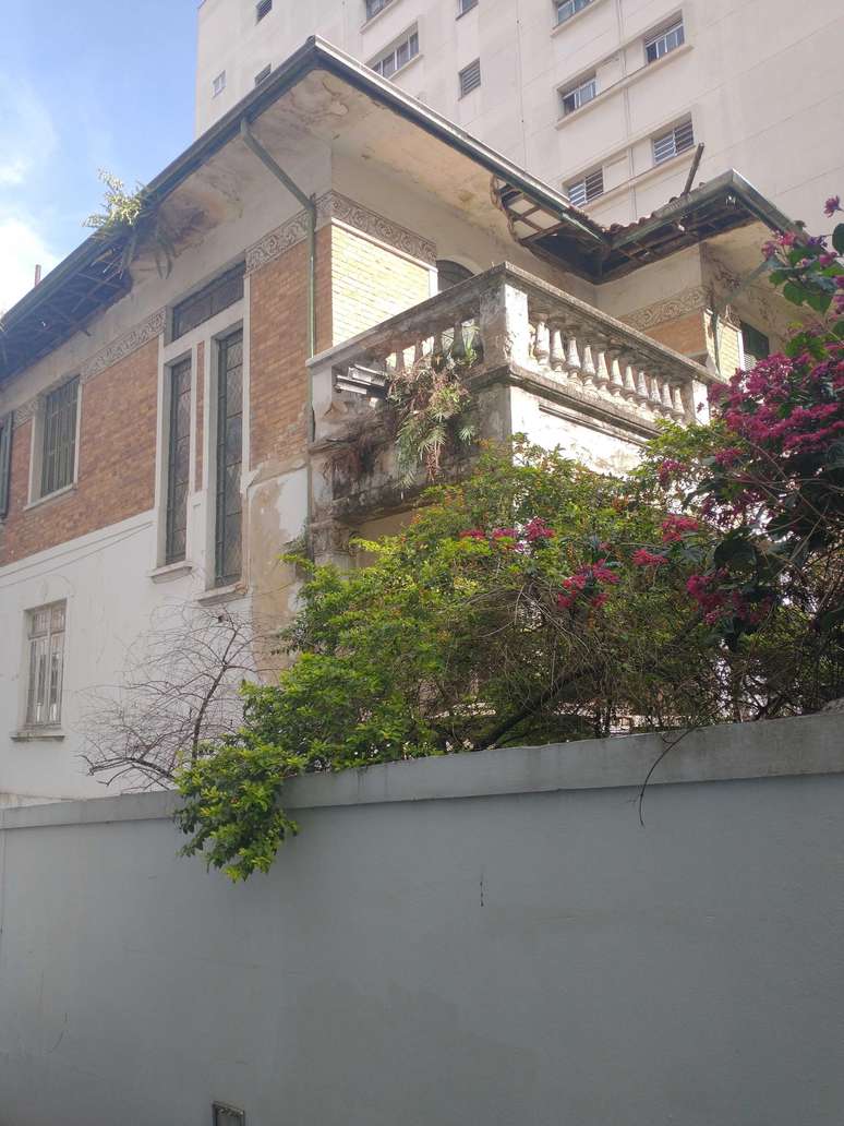 Gritos, protestos e até drone: casa abandonada vira atração em SP