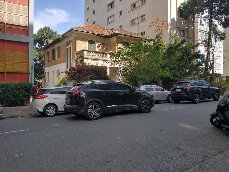 Gritos, protestos e até drone: casa abandonada vira atração em SP