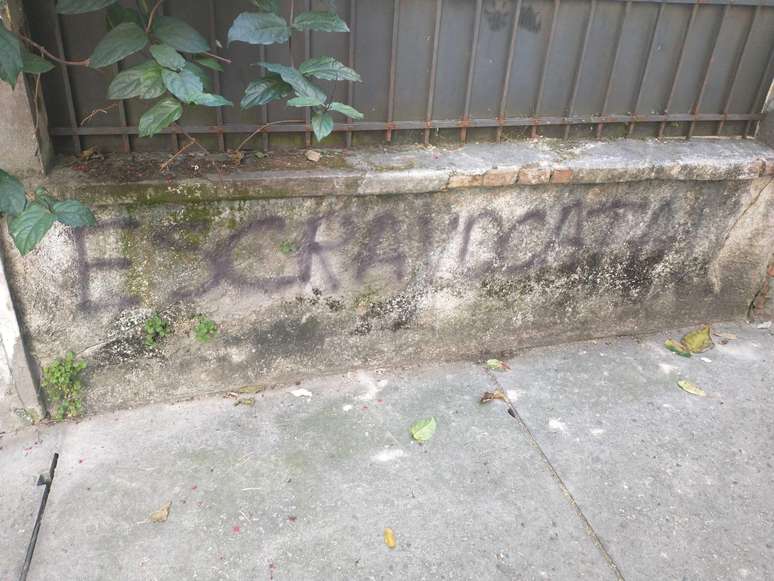 Gritos, protestos e até drone: casa abandonada vira atração em SP