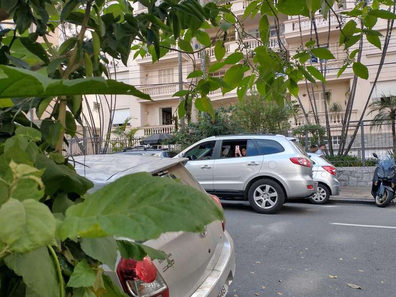 Gritos, protestos e até drone: casa abandonada vira atração em SP