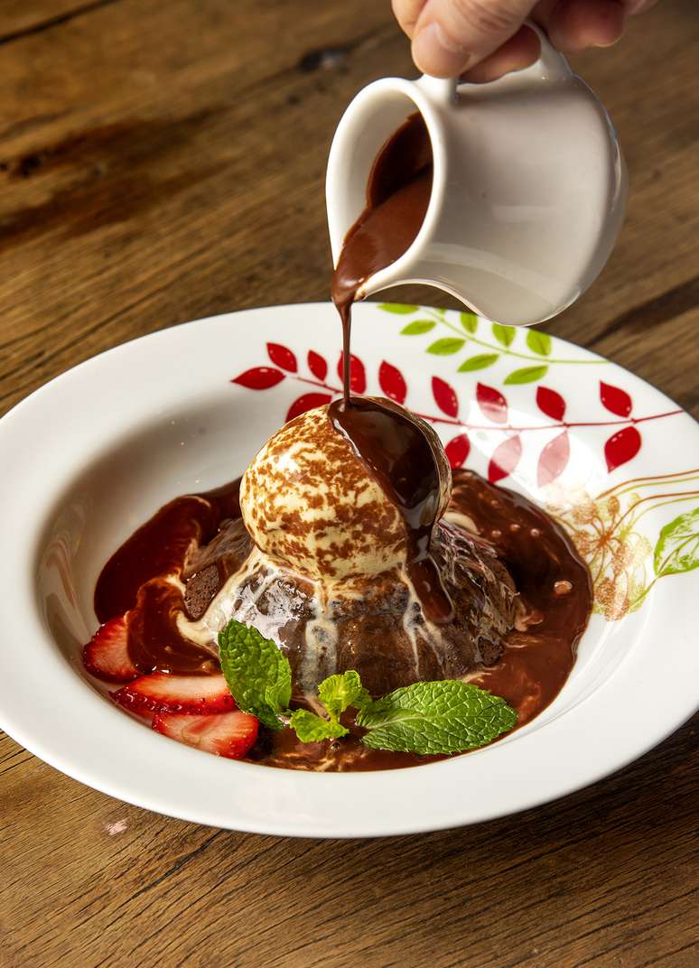 Bolinho Quente de Chocolate com Sorvete e Calda de Chocolate ou Frutas Vermelhas (R$ 29,00) do Mercearia do Conde