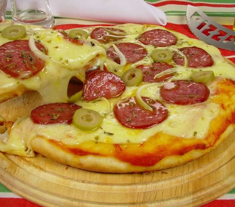 Pizza de calabresa (Reprodu&ccedil;&atilde;o / Guia da Cozinha)