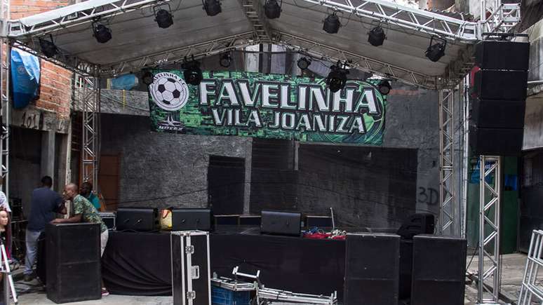 Palco preparado para receber os festejos dos 30 anos da Favelinha City, na Vila Joaniza