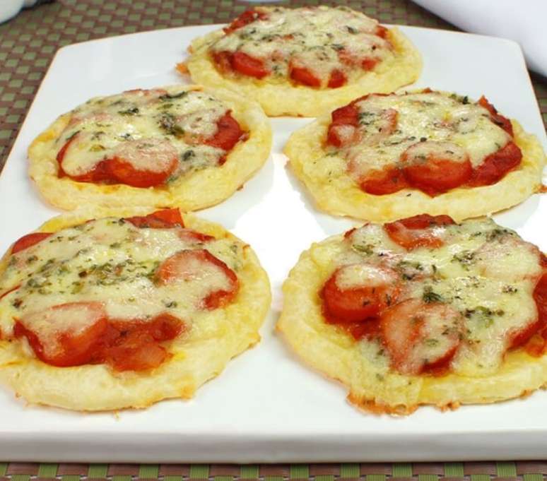 Minipizza de p&atilde;o de queijo (Reprodu&ccedil;&atilde;o / Guia da Cozinha)
