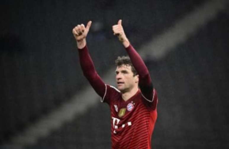 Müller em campo pelo Bayern (Foto: Tobias SCHWARZ / AFP)