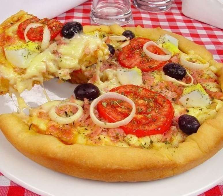 Pizza portuguesa de panela de press&atilde;o (Reprodu&ccedil;&atilde;o / Guia da Cozinha)