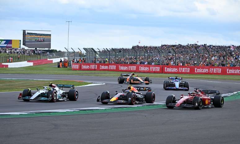 O pega entre Leclerc, Pérez e Hamilton foi lindo de se ver, mas deixou Alonso confuso com a falta de punições 