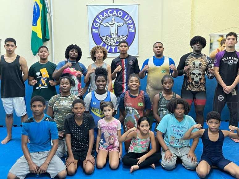 Jovens que treinam no projeto do Jacarezinho são esperanças do Brasil no wrestling (Foto: divulgação)