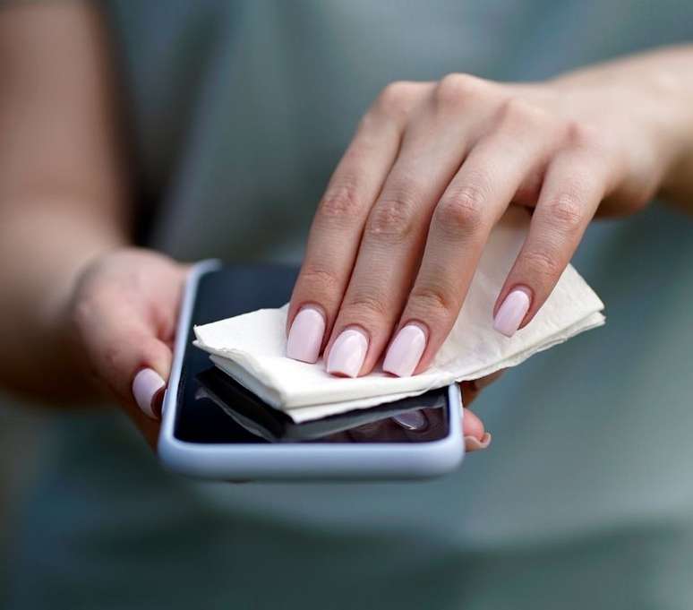 Uma das formas de limpar a capinha é usando a mesma técnica utilizada para limpar o celular - Shutterstock